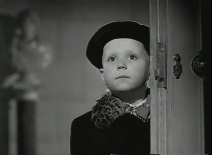 2.El3H_niñotraslapuerta